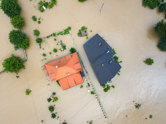 Luftaufnahme von zwei überschwemmten Häusern