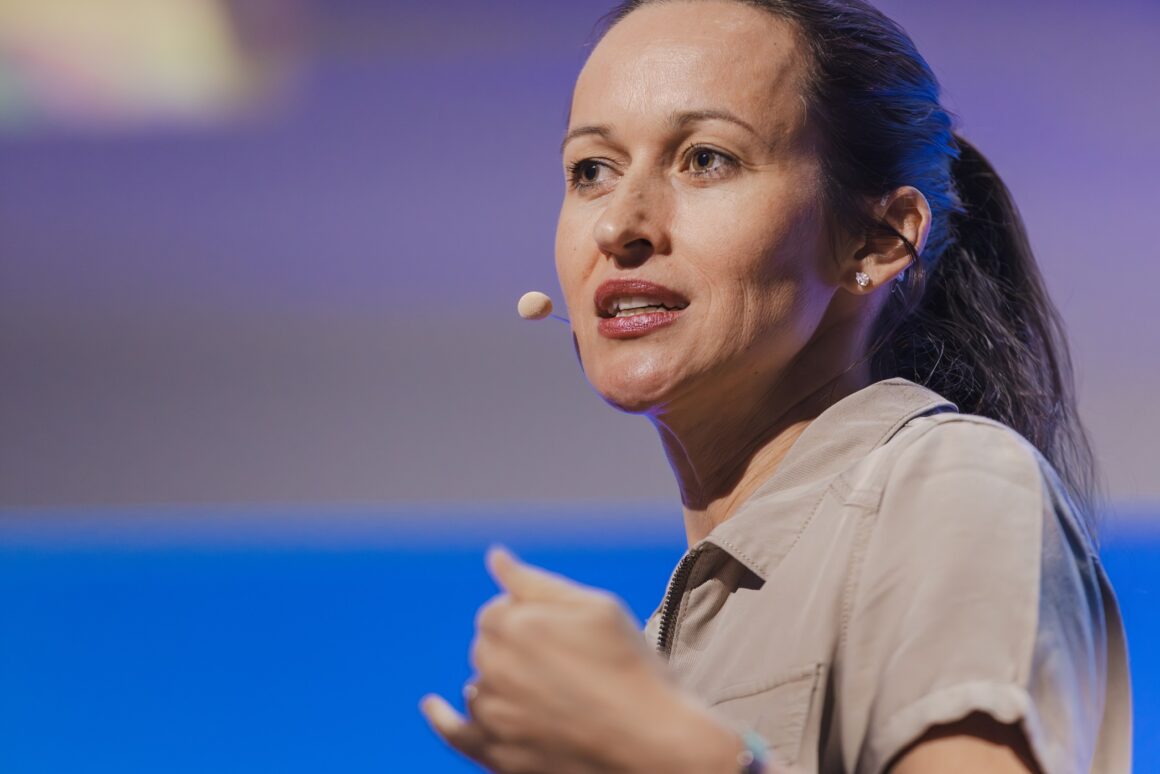 Nicola Winter spricht auf der Esri Konferenz 2023 in Bonn