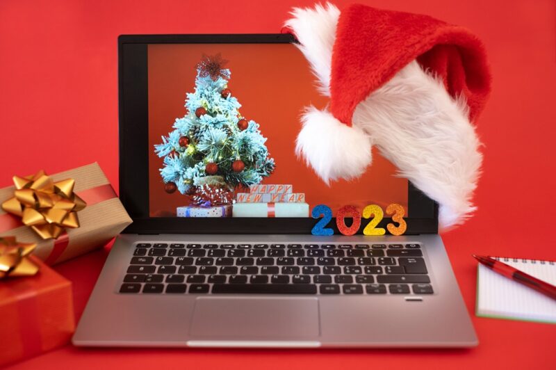 Laptop mit weihnachtlichem Hintergrund und Dekoration