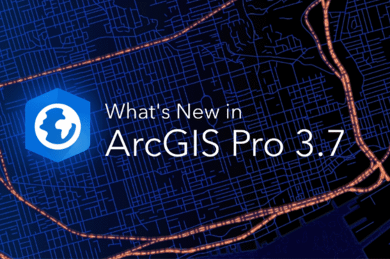 Titelgrafik zu „What’s New in ArcGIS Pro 3.7“. Im Hintergrund ist eine stilisierte, dunkelblaue Kartenansicht mit einem dichten Straßennetz in hellblauen Linien zu sehen. Mehrere Hauptverkehrsstraßen sind in leuchtendem Orange hervorgehoben und verlaufen quer durch das Bild. Links befindet sich ein blaues Hexagon mit einem weißen Globus-/Karten-Icon. Rechts daneben steht in großer, weißer Schrift der Text „What’s New in ArcGIS Pro 3.7“. Die Gesamtgestaltung wirkt modern und technisch, mit starkem Kontrast zwischen dunklem Hintergrund und leuchtenden Linien.