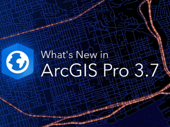 Titelgrafik zu „What’s New in ArcGIS Pro 3.7“. Im Hintergrund ist eine stilisierte, dunkelblaue Kartenansicht mit einem dichten Straßennetz in hellblauen Linien zu sehen. Mehrere Hauptverkehrsstraßen sind in leuchtendem Orange hervorgehoben und verlaufen quer durch das Bild. Links befindet sich ein blaues Hexagon mit einem weißen Globus-/Karten-Icon. Rechts daneben steht in großer, weißer Schrift der Text „What’s New in ArcGIS Pro 3.7“. Die Gesamtgestaltung wirkt modern und technisch, mit starkem Kontrast zwischen dunklem Hintergrund und leuchtenden Linien.