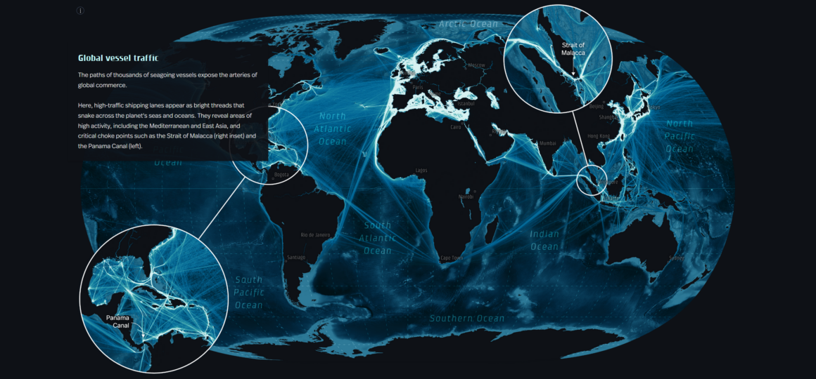 Weltkarte mit visualisiertem Schiffverkehr: Leuchtende Linien zeigen globale Schifffahrtsrouten über Ozeane hinweg. Hervorgehobene Detailausschnitte markieren wichtige Engstellen wie den Panamakanal und die Straße von Malakka, während große Häfen und Verkehrsströme zwischen Kontinenten sichtbar werden.