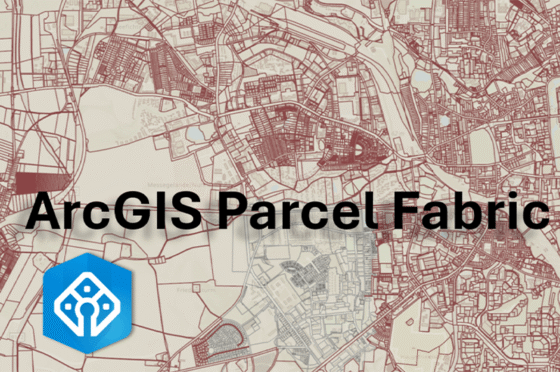 Kartenhintergrund mit Grundstücksgrenzen und Straßen, darüber der Titel „ArcGIS Parcel Fabric“ sowie ein blaues Icon.