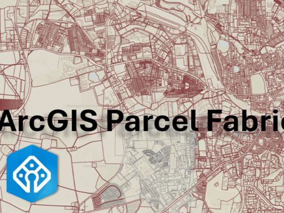 Kartenhintergrund mit Grundstücksgrenzen und Straßen, darüber der Titel „ArcGIS Parcel Fabric“ sowie ein blaues Icon.