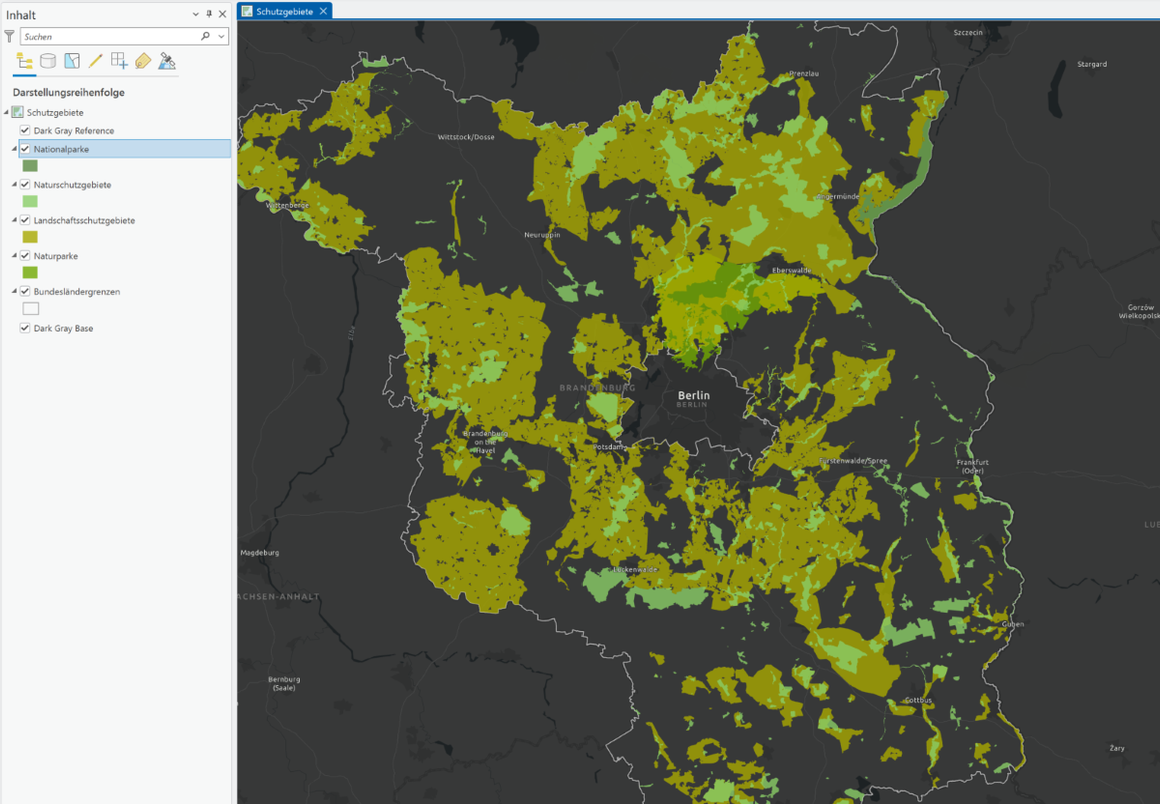 Karte der Schutzgebiete in Brandenburg auf dunklem Hintergrund mit farblich hervorgehobenen Nationalparks, Naturschutzgebieten, Landschaftsschutzgebieten und Naturparks sowie einer Legende der Kartenebenen.