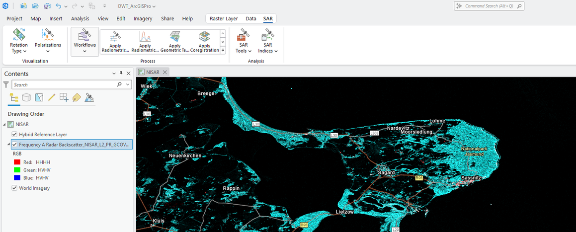Screenshot von ArcGIS Pro mit geöffneter SAR-Werkzeugleiste. Dargestellt ist eine NISAR-Radaraufnahme der Insel Rügen in Falschfarbendarstellung. Links befindet sich das Inhaltsverzeichnis mit den geladenen Backscatter-Daten, oben die Werkzeuge zur radiometrischen Korrektur, Georeferenzierung und SAR-Analyse.