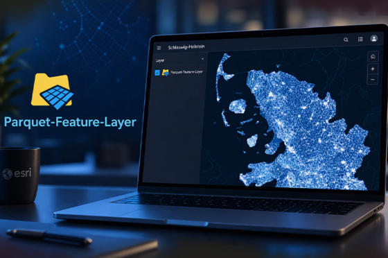 Visualisierung eines Parquet-Feature-Layers in ArcGIS Online. Auf einem Laptop wird eine Karte von Schleswig-Holstein mit einer großen Anzahl dargestellter Geodaten angezeigt.